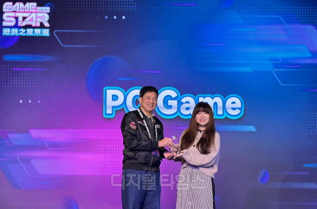 영혜(오른쪽) 펄어비스 대만오피스 최고운영책임자가 대만에서 열린 '게임 스타 어워드2023'에서 PC게임 부문 우수상을 수상하고 있다. 펄어비스 제공